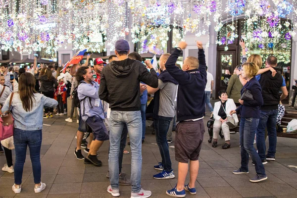 2018.07.08, Moscow, Rusya Federasyonu. Dünya Kupası 2018. Moskova FIFA 2018. Futbol taraftarları Moskova sokaklarında duyguların. Sokaktaki insan kalabalığı.