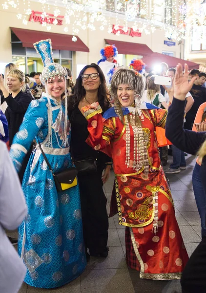 2018.07.08, Moscow, Rusya Federasyonu. Dünya Kupası 2018. Moskova FIFA 2018. Futbol taraftarları Moskova sokaklarında duyguların. Ulusal elbiseli insanlar.