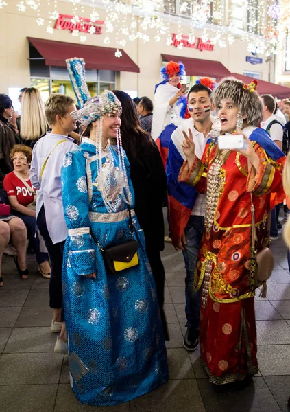 2018.07.08, Moscow, Rusya Federasyonu. Dünya Kupası 2018. Moskova FIFA 2018. Futbol taraftarları Moskova sokaklarında duyguların. Ulusal elbiseli insanlar.