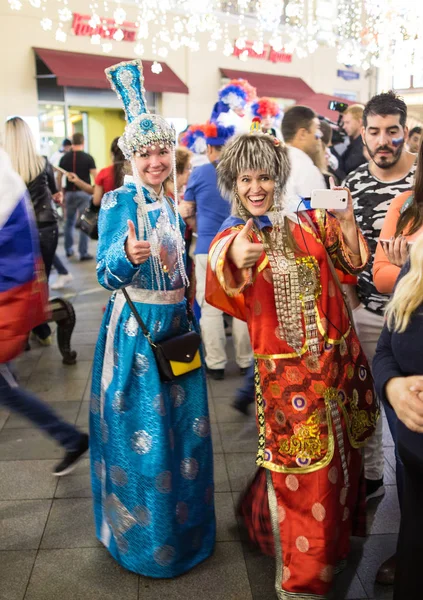 2018.07.08, Moscow, Rusya Federasyonu. Dünya Kupası 2018. Moskova FIFA 2018. Futbol taraftarları Moskova sokaklarında duyguların. Ulusal elbiseli insanlar.