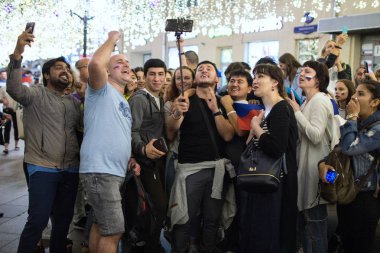 2018.07.08, Moscow, Rusya Federasyonu. Dünya Kupası 2018. Moskova FIFA 2018. Futbol taraftarları Moskova sokaklarında duyguların. Sokaktaki insan kalabalığı.