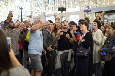 2018.07.08, Moscow, Rusya Federasyonu. Dünya Kupası 2018. Moskova FIFA 2018. Futbol taraftarları Moskova sokaklarında duyguların. Sokaktaki insan kalabalığı.
