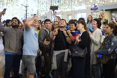 2018.07.08, Moscow, Rusya Federasyonu. Dünya Kupası 2018. Moskova FIFA 2018. Futbol taraftarları Moskova sokaklarında duyguların. Sokaktaki insan kalabalığı.