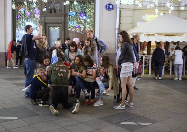 2018.07.08, Moscow, Rusya Federasyonu. Dünya Kupası 2018. Moskova FIFA 2018. Futbol taraftarları Moskova sokaklarında duyguların. Sokaktaki insan kalabalığı.
