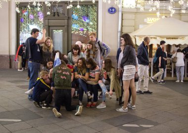 2018.07.08, Moscow, Rusya Federasyonu. Dünya Kupası 2018. Moskova FIFA 2018. Futbol taraftarları Moskova sokaklarında duyguların. Sokaktaki insan kalabalığı.