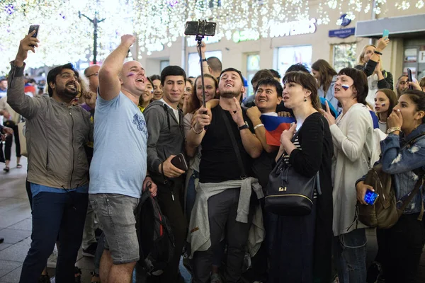 2018.07.08, Moscow, Rusya Federasyonu. Dünya Kupası 2018. Moskova FIFA 2018. Futbol taraftarları Moskova sokaklarında duyguların. Sokaktaki insan kalabalığı.