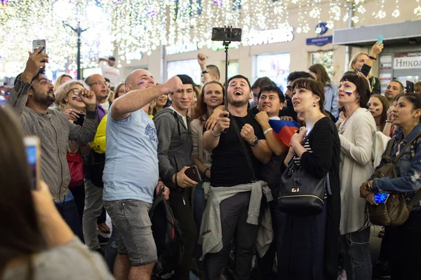 2018.07.08, Moscow, Rusya Federasyonu. Dünya Kupası 2018. Moskova FIFA 2018. Futbol taraftarları Moskova sokaklarında duyguların. Sokaktaki insan kalabalığı.