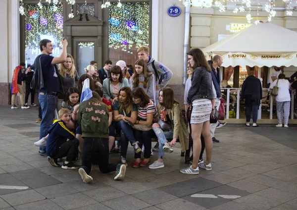 2018.07.08, Moscow, Rusya Federasyonu. Dünya Kupası 2018. Moskova FIFA 2018. Futbol taraftarları Moskova sokaklarında duyguların. Sokaktaki insan kalabalığı.