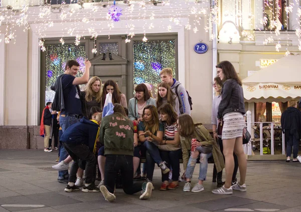 2018.07.08, Moscow, Rusya Federasyonu. Dünya Kupası 2018. Moskova FIFA 2018. Futbol taraftarları Moskova sokaklarında duyguların. Sokaktaki insan kalabalığı.