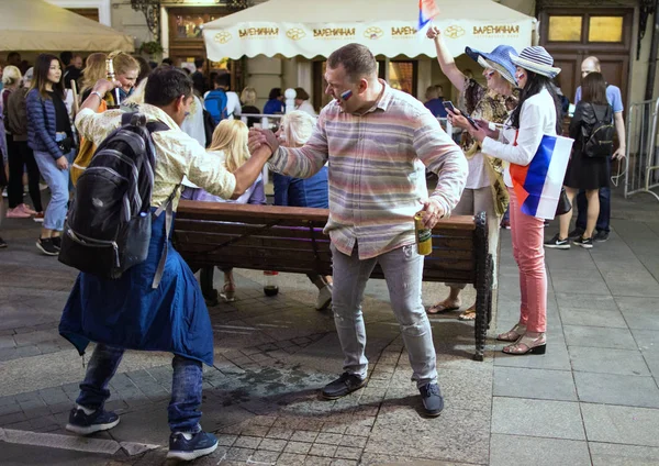 2018.07.08, Moscow, Rusya Federasyonu. Dünya Kupası 2018. Moskova FIFA 2018. Futbol taraftarları Moskova sokaklarında duyguların. Sokakta Rus hayranları.