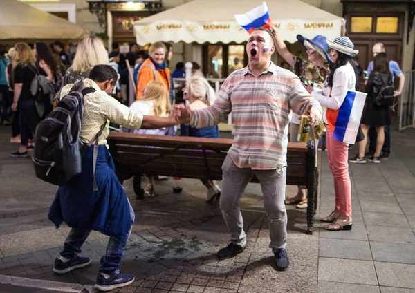 2018.07.08, Moscow, Rusya Federasyonu. Dünya Kupası 2018. Moskova FIFA 2018. Futbol taraftarları Moskova sokaklarında duyguların. Sokakta Rus hayranları.