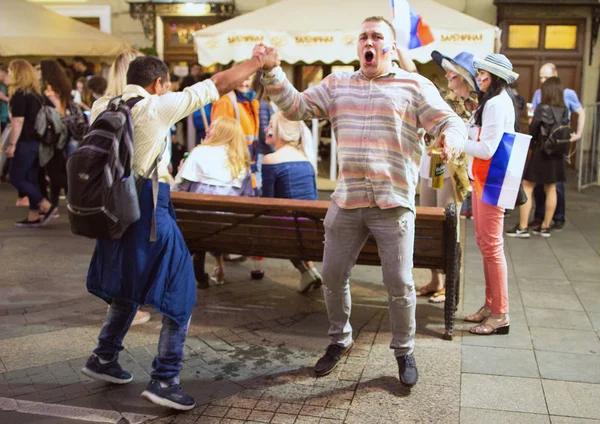 2018.07.08, Moscow, Rusya Federasyonu. Dünya Kupası 2018. Moskova FIFA 2018. Futbol taraftarları Moskova sokaklarında duyguların. Sokakta Rus hayranları.
