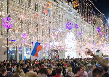 2018.07.08, Moscow, Rusya Federasyonu. Dünya Kupası 2018. Moskova FIFA 2018. Futbol taraftarları Moskova sokaklarında duyguların. Sokakta Rus hayranları.