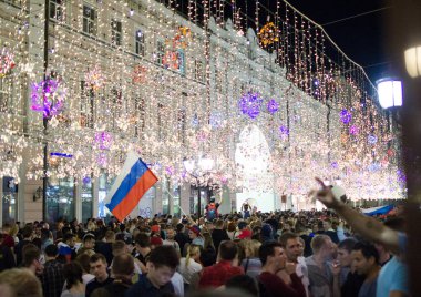 2018.07.08, Moscow, Rusya Federasyonu. Dünya Kupası 2018. Moskova FIFA 2018. Futbol taraftarları Moskova sokaklarında duyguların. Sokakta Rus hayranları.