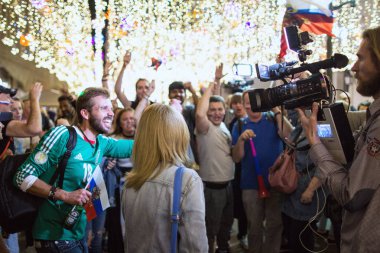 2018.07.08, Moscow, Rusya Federasyonu. Dünya Kupası 2018. Moskova FIFA 2018. Futbol taraftarları Moskova sokaklarında duyguların. Sokakta Rus hayranları.