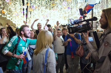 2018.07.08, Moscow, Rusya Federasyonu. Dünya Kupası 2018. Moskova FIFA 2018. Futbol taraftarları Moskova sokaklarında duyguların. Sokakta Rus hayranları.