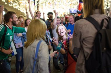2018.07.08, Moscow, Rusya Federasyonu. Dünya Kupası 2018. Moskova FIFA 2018. Futbol taraftarları Moskova sokaklarında duyguların. Sokakta Rus hayranları.