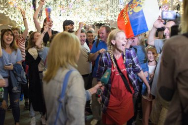 2018.07.08, Moscow, Rusya Federasyonu. Dünya Kupası 2018. Moskova FIFA 2018. Futbol taraftarları Moskova sokaklarında duyguların. Sokakta Rus hayranları.