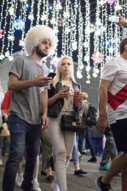 2018.07.08, Moscow, Rusya Federasyonu. Dünya Kupası 2018. Moskova FIFA 2018. Futbol taraftarları Moskova sokaklarında duyguların. Sokakta Rus hayranları.