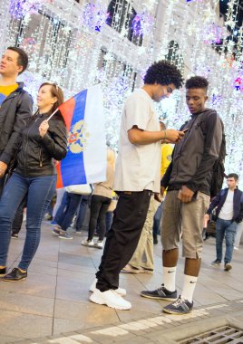 2018.07.08, Moscow, Rusya Federasyonu. Dünya Kupası 2018. Moskova FIFA 2018. Futbol taraftarları Moskova sokaklarında duyguların. Sokakta Rus hayranları.