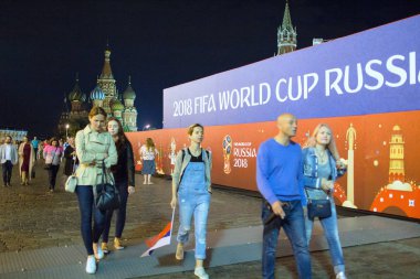 2018.07.08, Moscow, Rusya Federasyonu. Dünya Kupası 2018. Moskova FIFA 2018. Kızıl Meydan bu gece insanlar.