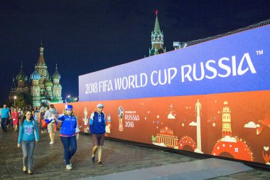 2018.07.08, Moscow, Rusya Federasyonu. Dünya Kupası 2018. Moskova FIFA 2018. Kızıl Meydan bu gece insanlar.