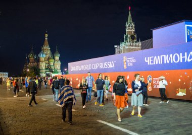 2018.07.08, Moscow, Rusya Federasyonu. Dünya Kupası 2018. Moskova FIFA 2018. Kızıl Meydan bu gece insanlar.