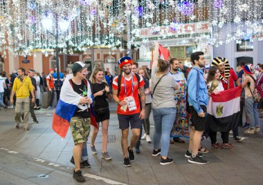 2018.07.08, Moscow, Rusya Federasyonu. Dünya Kupası 2018. Moskova FIFA 2018. Futbol taraftarları Moskova sokaklarında duyguların. Sokakta Rus hayranları.
