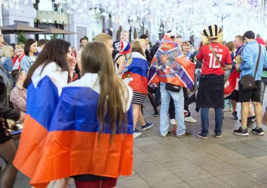 2018.07.08, Moscow, Rusya Federasyonu. Dünya Kupası 2018. Moskova FIFA 2018. Futbol taraftarları Moskova sokaklarında duyguların. Sokakta Rus hayranları.