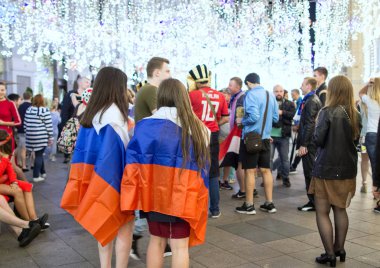 2018.07.08, Moscow, Rusya Federasyonu. Dünya Kupası 2018. Moskova FIFA 2018. Futbol taraftarları Moskova sokaklarında duyguların. Sokakta Rus hayranları.