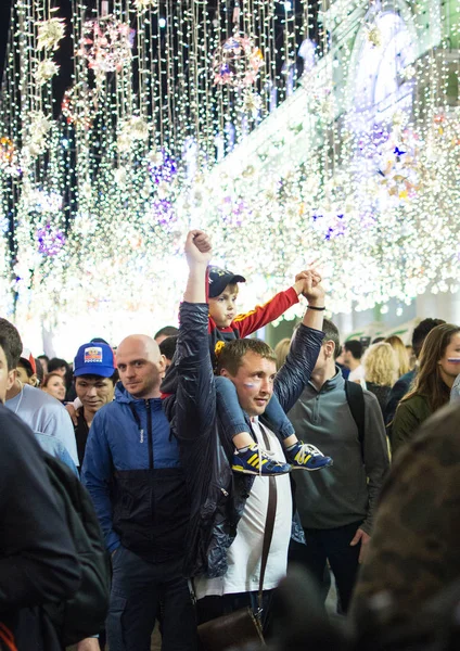 2018.07.08, Moscow, Rusya Federasyonu. Dünya Kupası 2018. Moskova FIFA 2018. Futbol taraftarları Moskova sokaklarında duyguların. Sokakta Rus hayranları.
