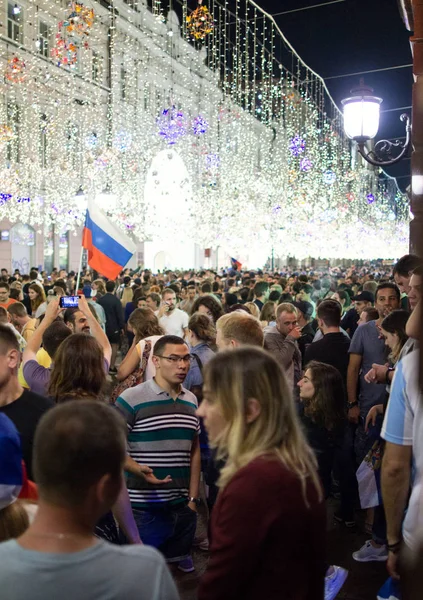 2018.07.08, Moscow, Rusya Federasyonu. Dünya Kupası 2018. Moskova FIFA 2018. Futbol taraftarları Moskova sokaklarında duyguların. Sokakta Rus hayranları.