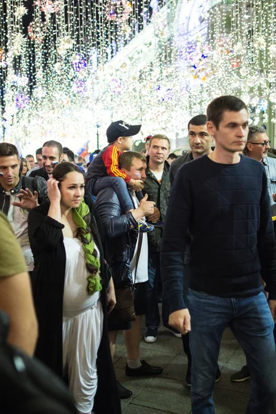 2018.07.08, Moscow, Rusya Federasyonu. Dünya Kupası 2018. Moskova FIFA 2018. Futbol taraftarları Moskova sokaklarında duyguların. Sokakta Rus hayranları.