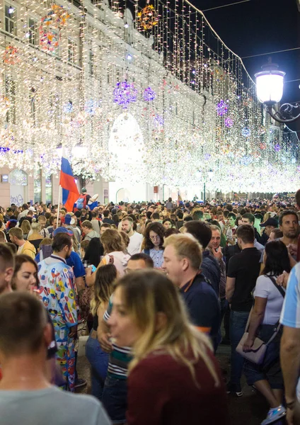 2018.07.08, Moscow, Rusya Federasyonu. Dünya Kupası 2018. Moskova FIFA 2018. Futbol taraftarları Moskova sokaklarında duyguların. Sokakta Rus hayranları.