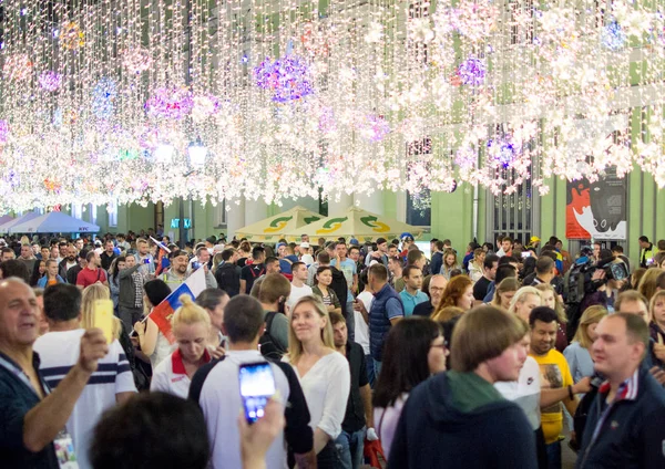 2018.07.08, Moscow, Rusya Federasyonu. Dünya Kupası 2018. Moskova FIFA 2018. Futbol taraftarları Moskova sokaklarında duyguların. Sokakta Rus hayranları.