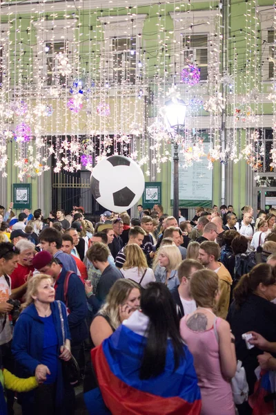 2018.07.08, Moscow, Rusya Federasyonu. Dünya Kupası 2018. Moskova FIFA 2018. Futbol taraftarları Moskova sokaklarında duyguların. Sokakta Rus hayranları.