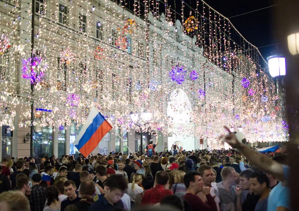 2018.07.08, Moscow, Rusya Federasyonu. Dünya Kupası 2018. Moskova FIFA 2018. Futbol taraftarları Moskova sokaklarında duyguların. Sokakta Rus hayranları.