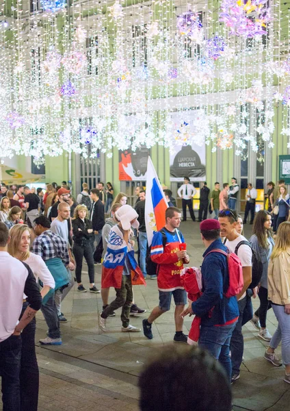 2018.07.08, Moscow, Rusya Federasyonu. Dünya Kupası 2018. Moskova FIFA 2018. Futbol taraftarları Moskova sokaklarında duyguların. Sokakta Rus hayranları.