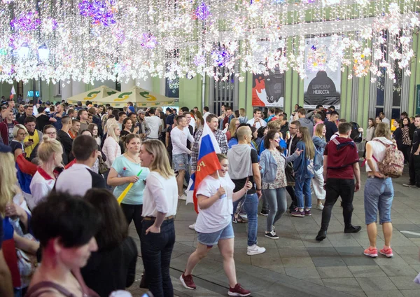 2018.07.08, Moscow, Rusya Federasyonu. Dünya Kupası 2018. Moskova FIFA 2018. Futbol taraftarları Moskova sokaklarında duyguların. Sokakta Rus hayranları.