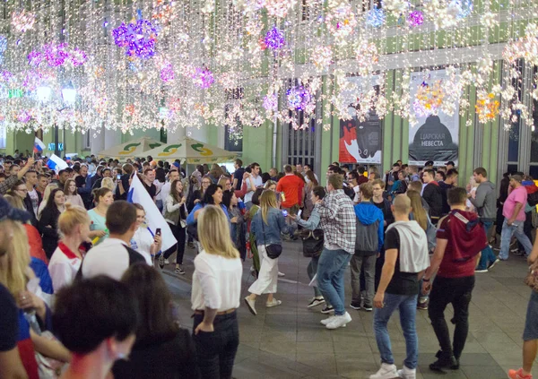 2018.07.08, Moscow, Rusya Federasyonu. Dünya Kupası 2018. Moskova FIFA 2018. Futbol taraftarları Moskova sokaklarında duyguların. Sokakta Rus hayranları.