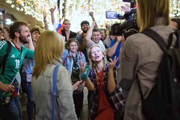 2018.07.08, Moscow, Rusya Federasyonu. Dünya Kupası 2018. Moskova FIFA 2018. Futbol taraftarları Moskova sokaklarında duyguların. Sokakta Rus hayranları.