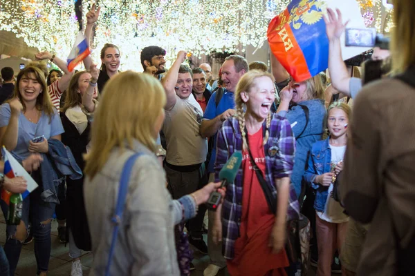 2018.07.08, Moscow, Rusya Federasyonu. Dünya Kupası 2018. Moskova FIFA 2018. Futbol taraftarları Moskova sokaklarında duyguların. Sokakta Rus hayranları.