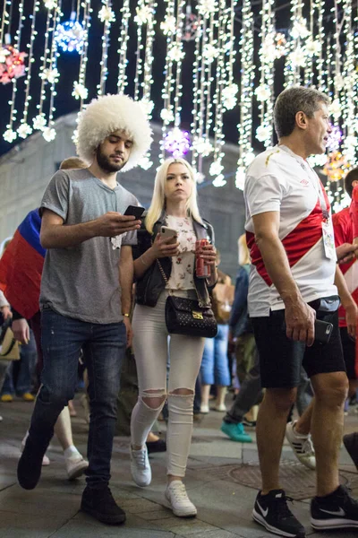 2018.07.08, Moscow, Rusya Federasyonu. Dünya Kupası 2018. Moskova FIFA 2018. Futbol taraftarları Moskova sokaklarında duyguların. Sokakta Rus hayranları.