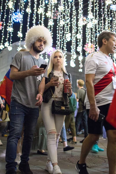 2018.07.08, Moscow, Rusya Federasyonu. Dünya Kupası 2018. Moskova FIFA 2018. Futbol taraftarları Moskova sokaklarında duyguların. Sokakta Rus hayranları.