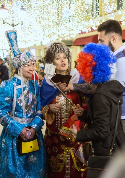 2018.07.08, Moscow, Rusya Federasyonu. Dünya Kupası 2018. Moskova FIFA 2018. Futbol taraftarları Moskova sokaklarında duyguların. Sokakta Rus hayranları.