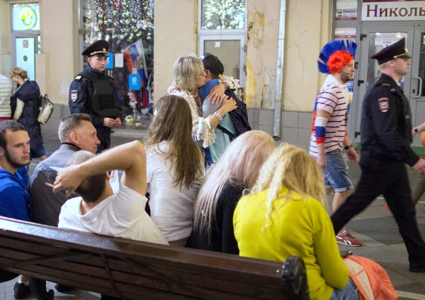 2018.07.08, Moscow, Rusya Federasyonu. Dünya Kupası 2018. Moskova FIFA 2018. Futbol taraftarları Moskova sokaklarında duyguların. Sokakta Rus hayranları.