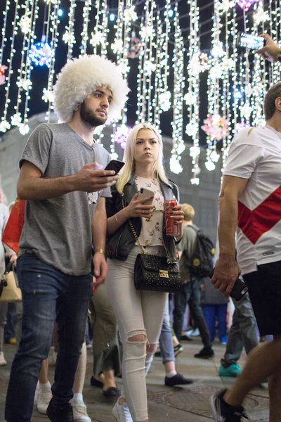 2018.07.08, Moscow, Rusya Federasyonu. Dünya Kupası 2018. Moskova FIFA 2018. Futbol taraftarları Moskova sokaklarında duyguların. Sokakta Rus hayranları.