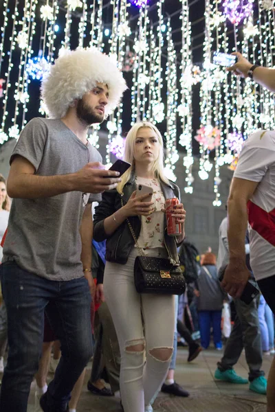 2018.07.08, Moscow, Rusya Federasyonu. Dünya Kupası 2018. Moskova FIFA 2018. Futbol taraftarları Moskova sokaklarında duyguların. Sokakta Rus hayranları.