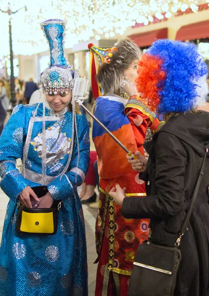 2018.07.08, Moscow, Rusya Federasyonu. Dünya Kupası 2018. Moskova FIFA 2018. Futbol taraftarları Moskova sokaklarında duyguların. Sokakta Rus hayranları.