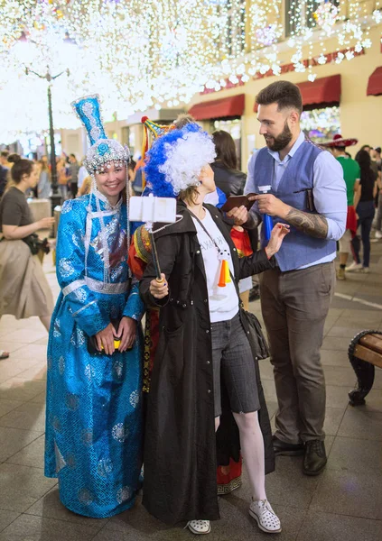 2018.07.08, Moscow, Rusya Federasyonu. Dünya Kupası 2018. Moskova FIFA 2018. Futbol taraftarları Moskova sokaklarında duyguların. Sokakta Rus hayranları.